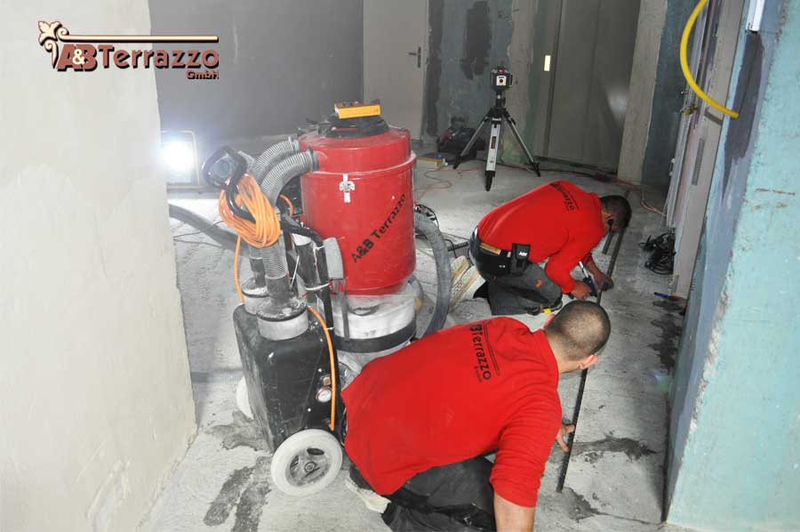 Vorbereitungsarbeiten-zur-Verlegung-von-Terrazzoschienen-AB-Terrazzo