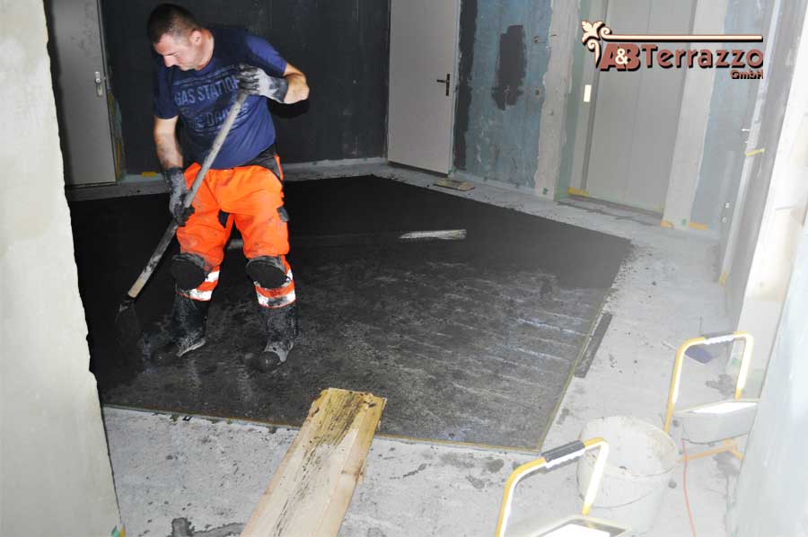 Vorbereitungsarbeiten-zur-Verlegung-von-Terrazzoschienen-AB-Terrazzo